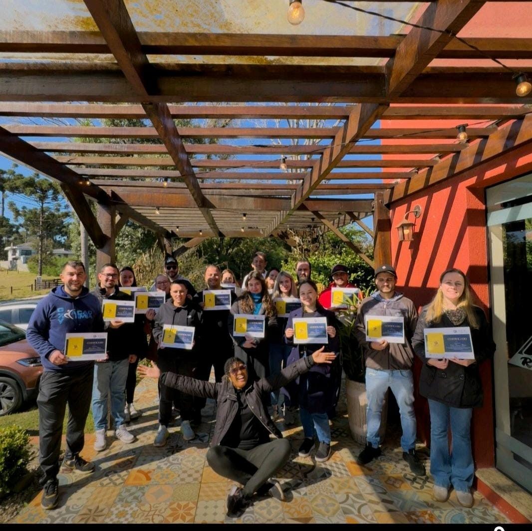 Participantes celebrando a conclusão do programa