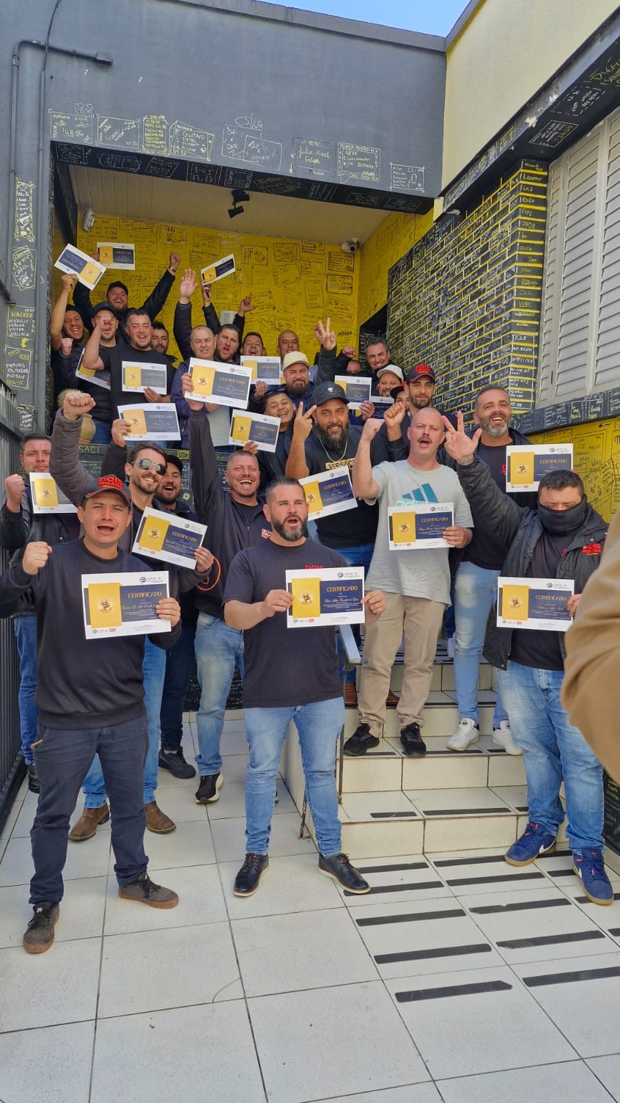 Participantes com certificados ao final do programa