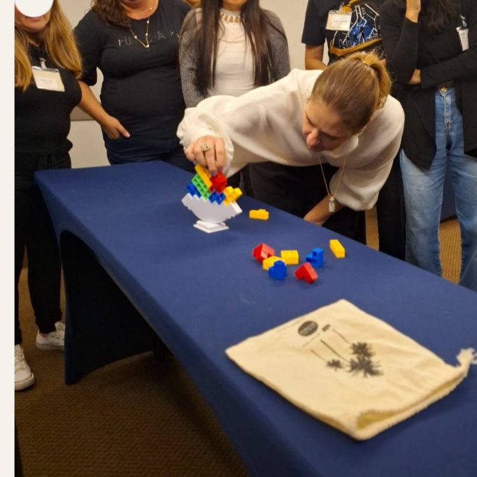Dinâmica prática com blocos coloridos durante o programa