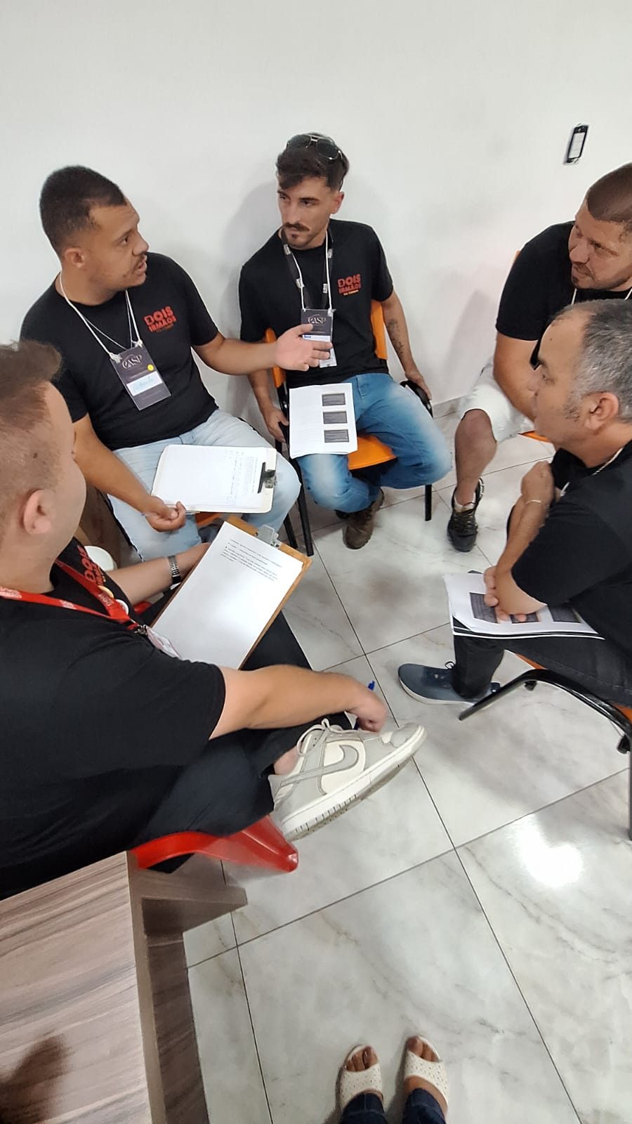 Participantes em roda de conversa durante encontro do programa de liderança